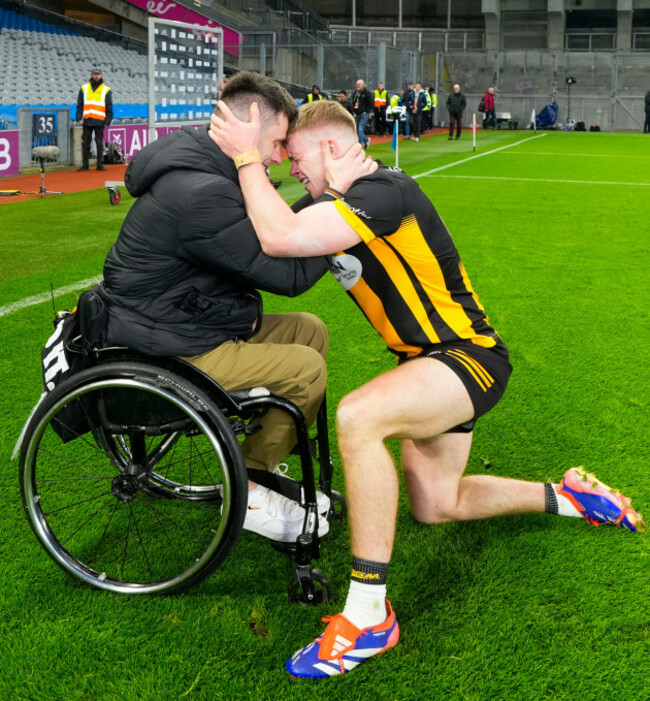 philip-wall-celebrates-with-his-brother-jamie-wall
