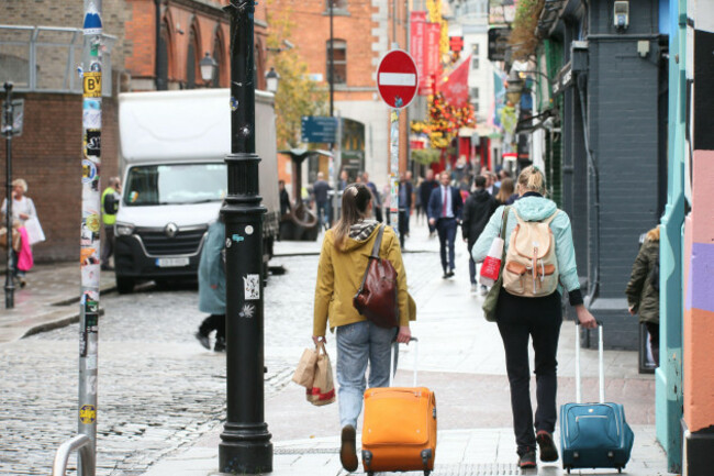 dublin-ireland-05th-november-2025-street-view-of-tourists-with-rolling-suitcases-walking-through-temple-bar-in-dublin-city-on-a-dry-afternoon