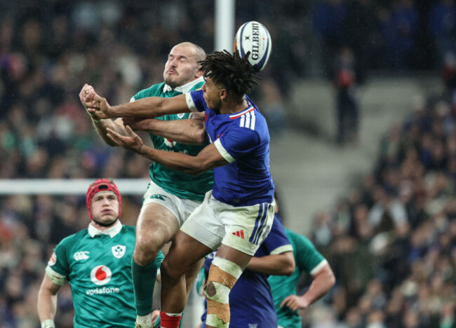 jacob-stockdale-and-theo-attissogbe-contest-for-a-high-ball