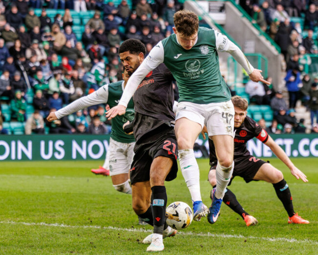 easter-road-stadium-edinburgh-scotland-uk-14th-jan-2026-hibernian-v-st-mirren-william-hill-scottish-premiership-owen-elding-attemps-a-flick-shot-credit-wm-sport-media-alamy-live-news