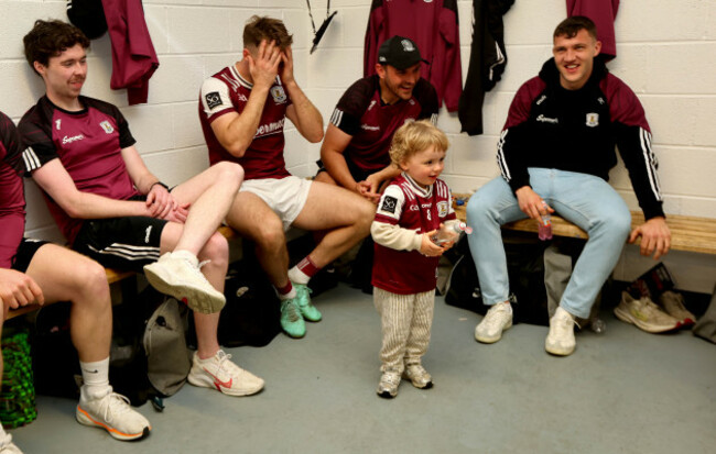 paul-conroy-celebrates-with-his-son-paidi-in-the-dressing-room