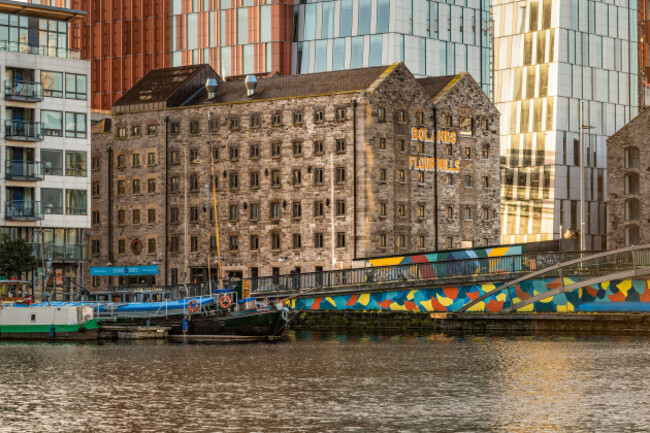 old-and-new-traditional-and-modern-buildings-the-grand-canal-dock-with-the-famous-bolands-mills-dublin-ireland
