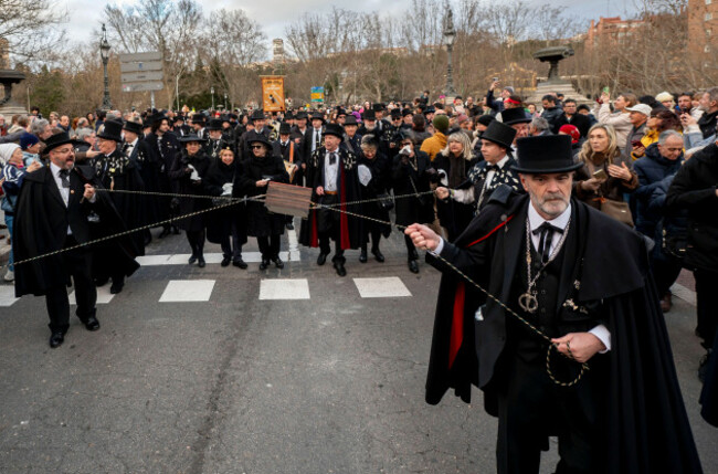 several-people-during-the-burial-of-the-sardine-18-february-2026-in-madrid-spain-the-burial-of-the-sardine-brings-the-carnival-to-an-end-coinciding-with-ash-wednesday-in-a-celebration-that-this