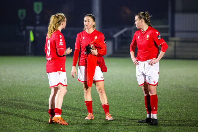 oud-heverlee-belgium-20th-dec-2025-amber-barrett-9-of-standard-aoife-colvill-15-of-standard-and-claire-oriordan-11-of-standard-pictured-after-a-female-soccer-game-between-oh-leuven-women-an