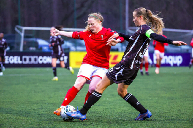 oud-heverlee-belgium-20th-dec-2025-amber-barrett-9-of-standard-and-julie-biesmans-30-of-oh-leuven-pictured-during-a-female-soccer-game-between-oh-leuven-women-and-standard-femina-on-the-12th-m