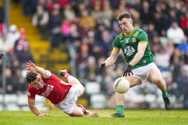 jordan-morris-dummy-hops-the-ball-against-daniel-omahony