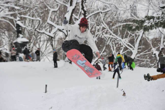 new-york-usa-23rd-feb-2026-snowboarder-shredding-off-makeshift-ramp-in-central-park-in-new-york-ny-on-february-23-2026-nyc-received-19-7-inches50-centimeters-of-snow-photo-by-stephen-smithsi