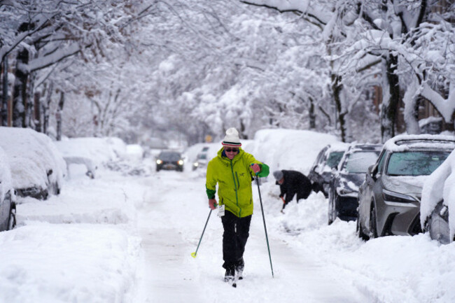 new-york-city-new-york-united-states-23rd-feb-2026-a-cross-country-skier-makes-his-way-through-the-chelsea-section-of-manhattan-during-large-winter-bomb-cyclone-storm-which-has-hit-much-of-the-no