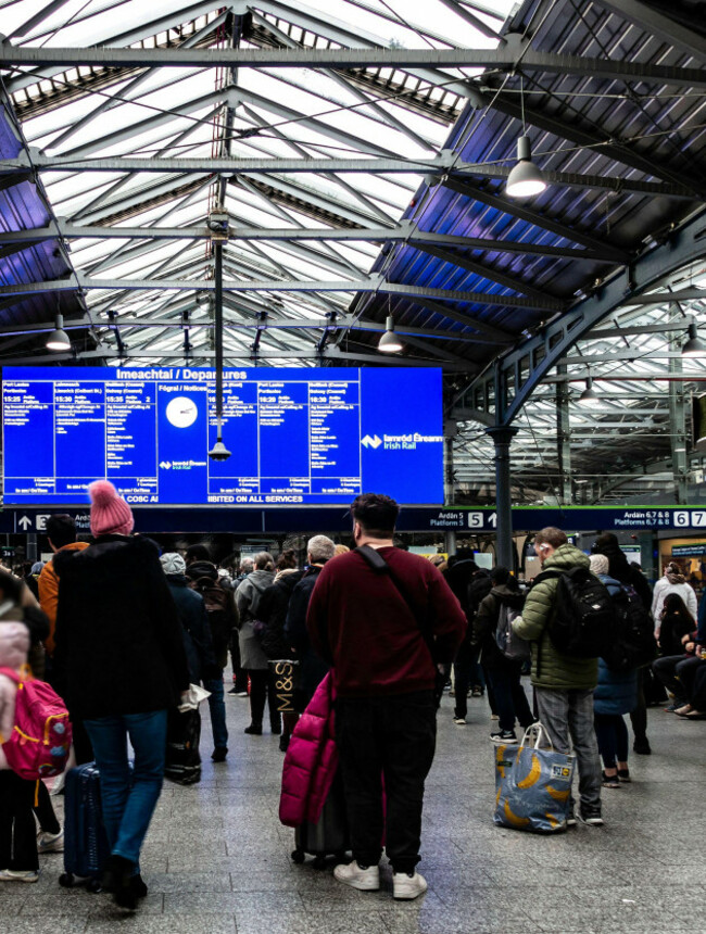 passengers-checking-the-large-digital-departures-board-at-heuston-station-dublin-ireland-under-the-stations-glass-and-steel-roof