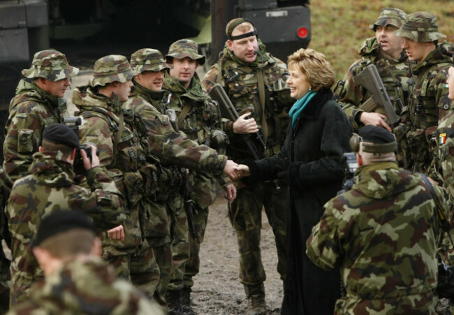 president-mary-mcaleese-supreme-commander-of-the-defence-forces-visits-chad-bound-troops-from-the-102-infantry-battalion-in-the-glen-of-imaal-to-see-how-they-prepare-during-their-mission-readiness-exe