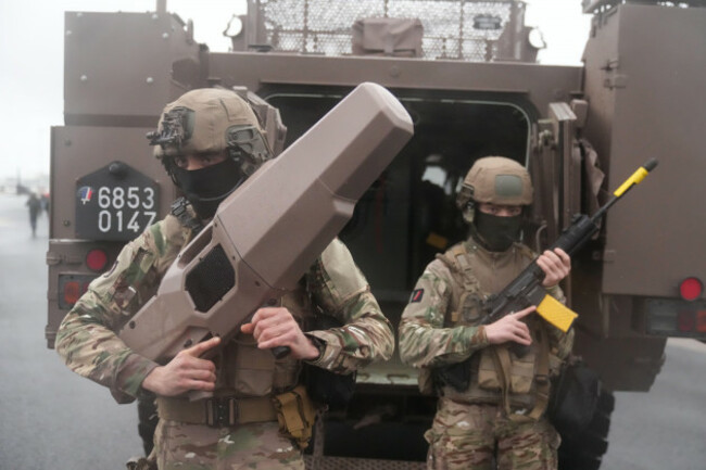 french-soldiers-holds-a-soft-kill-counter-drone-gun-during-the-orion-2026-military-exercises-at-saint-nazaires-airport-western-france-thursday-feb-19-2026-ap-photomichel-euler