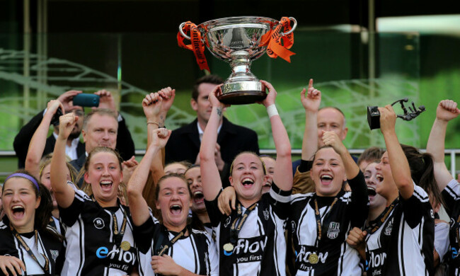rebecca-creagh-lifts-the-fai-continental-tyres-womens-cup