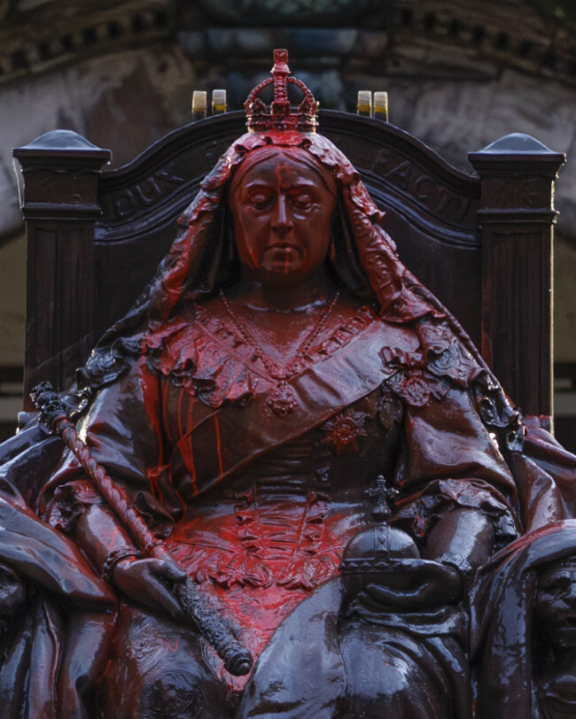 queen-victoria-statue-vandalised