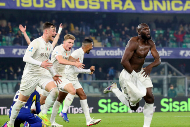 napolis-romelu-lukaku-right-celebrates-after-scoring-his-sides-second-goal-during-the-serie-a-soccer-match-between-hellas-verona-and-napoli-in-verona-italy-saturday-feb-28-2026-paola-garbui