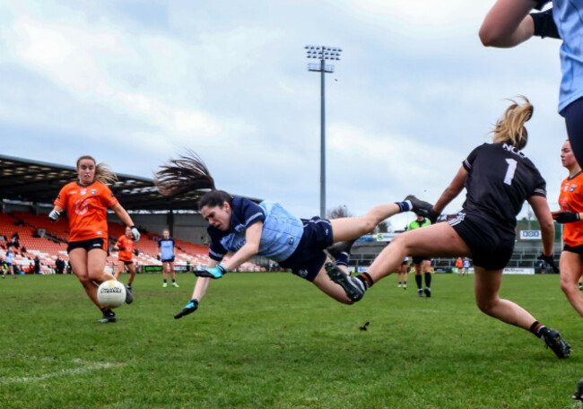 niamh-crowley-is-blocked-by-brianna-mathers