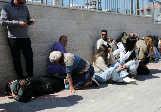 bet-shemesh-israel-02nd-mar-2026-civilians-take-cover-on-a-sidewalk-as-an-air-raid-siren-sounds-in-bet-shemesh-credit-oren-zivdpaalamy-live-news