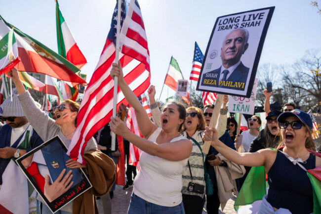 washington-district-of-columbia-usa-28th-feb-2026-hundreds-of-supporters-of-exiled-crown-prince-of-iran-reza-pahlavi-gathered-at-the-world-war-i-memorial-in-washington-dc-on-saturday-february