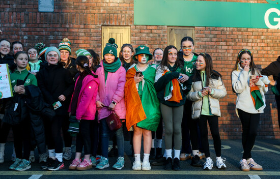 irish-fans-await-the-team-arrival