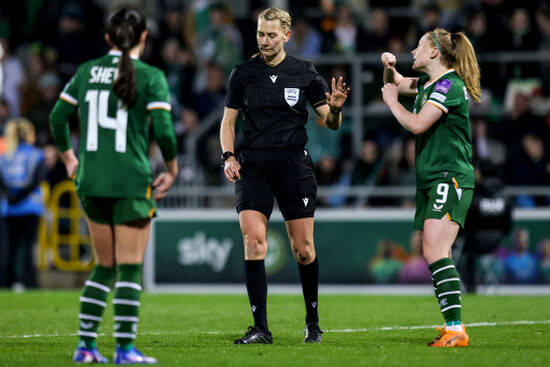 amber-barrett-looks-for-handball-appeal-from-referee-tess-olofsson