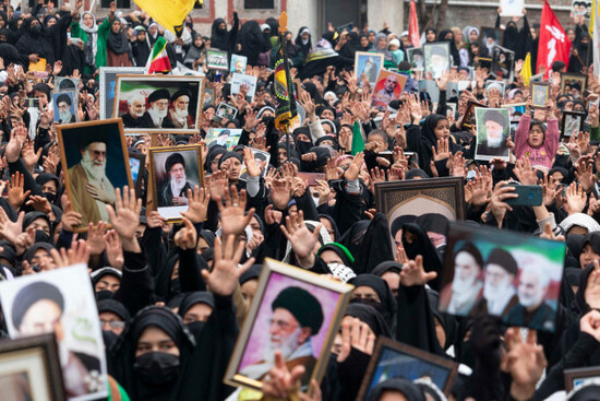budgam-jammu-and-kashmir-india-4th-mar-2026-kashmiri-shia-muslim-women-shouts-pro-iran-slogans-during-a-mourning-cum-protest-procession-over-the-killing-of-irans-supreme-leader-ayatollah-ali-kha