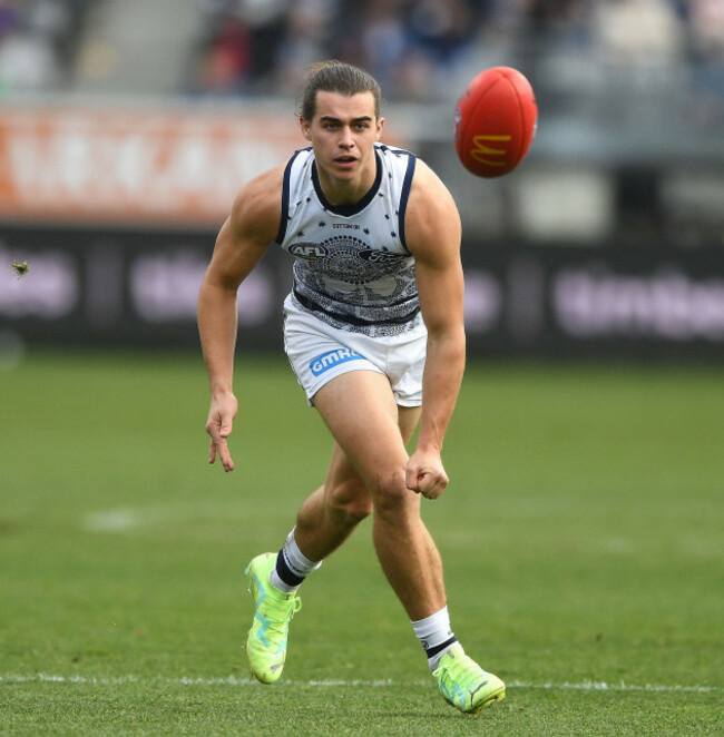 geelong-australia-09th-july-2023-oisin-mullin-of-the-cats-is-seen-in-action-during-the-afl-round-17-match-between-the-geelong-cats-and-the-north-melbourne-kangaroos-at-gmhba-stadium-in-geelong-su