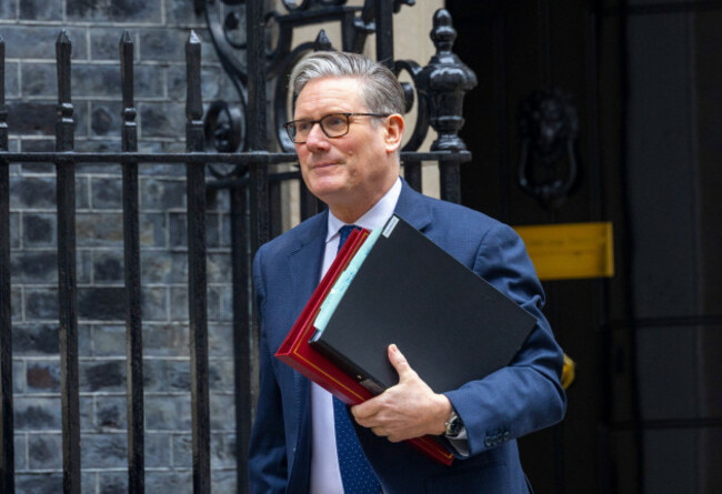 london-uk-4th-mar-2026-prime-minister-keir-starmer-leaves-number-10-downing-street-to-go-to-parliament-for-prime-ministers-questions-he-will-face-kemi-banenoch-across-the-despatch-box-credit