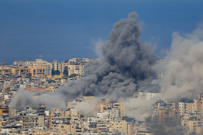 beirut-lebanon-4th-mar-2026-israeli-warplanes-carry-out-an-airstrike-targeting-a-building-in-the-southern-suburbs-of-beirut-as-seen-during-the-moment-of-impact-credit-image-abdul-kader