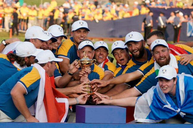 luke-donald-europe-team-captain-after-europe-win-with-the-trophy-as-the-team-celebrate-matthew-fitzpatricktommy-fleetwoodtyrrell-hattonnicolai-hojgaard-hojgaardviktor-hovlandshane-lowryro