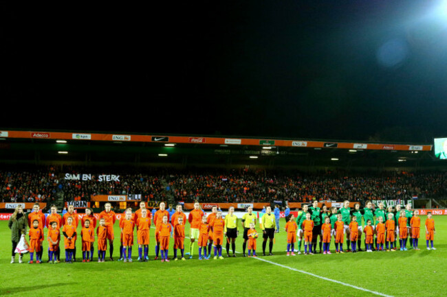 the-two-teams-stand-for-the-national-anthems-28112017