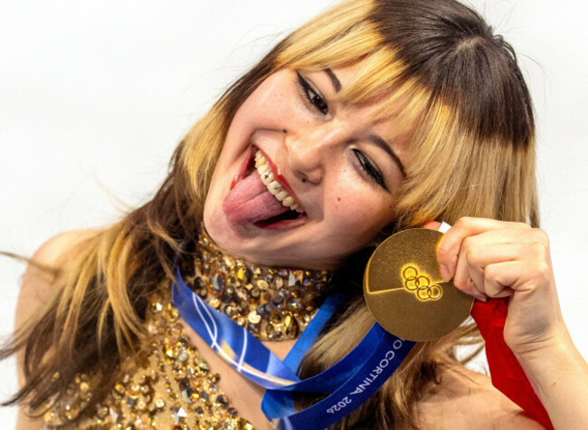 milan-lombardy-italy-19th-feb-2026-american-alysa-liu-and-her-gold-medal-and-flag-after-the-women-single-skating-free-skating-medal-round-thursday-night-at-this-milano-cortina-2026-olympics-cr