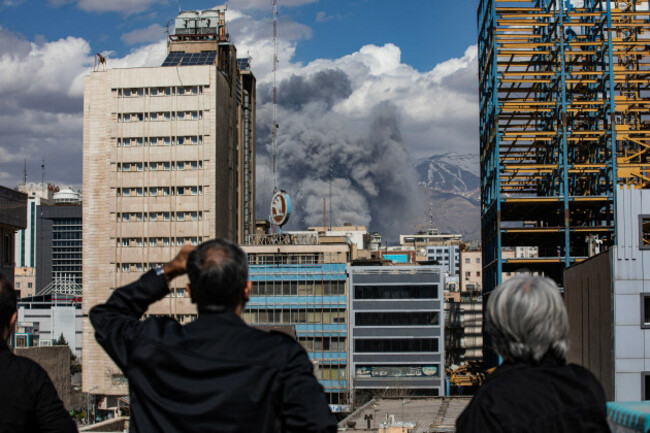 tehran-iran-28th-feb-2026-residents-gather-on-a-rooftop-to-observ-us-israeili-air-strikes-in-tehran-on-march-1-2026-photo-by-erfan-kouchariparspixabacapress-com-credit-abaca-pressalamy-live