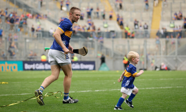 noel-mcgrath-celebrates-with-his-son-sam