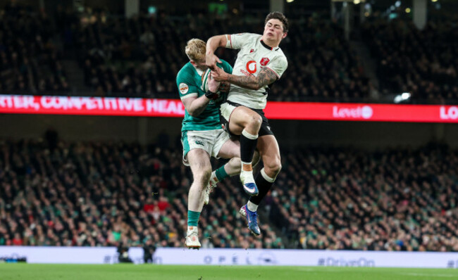 jamie-osborne-and-louis-rees-zammit-contrest-a-high-ball