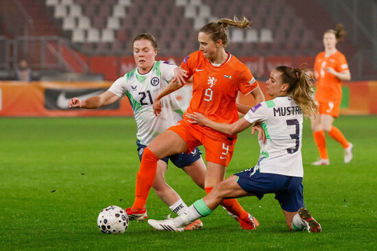 berlin-germany-07th-mar-2026-berlin-germany-march-7-emily-murphy-of-ireland-vivianne-miedema-of-the-netherlands-chloe-mustaki-of-ireland-during-the-womens-world-cup-qualifier-match-between