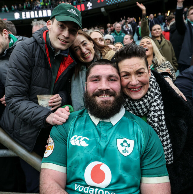 tom-otoole-with-family-after-the-match