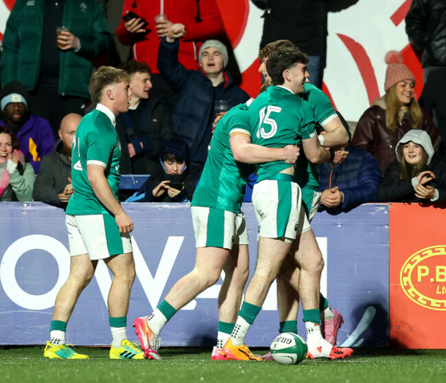 daniel-ryan-celebrates-scoring-a-try-with-teammates
