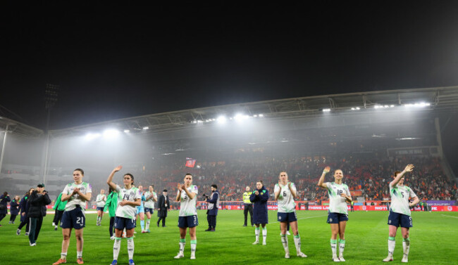 the-ireland-team-acknowledge-their-fans-after-the-game