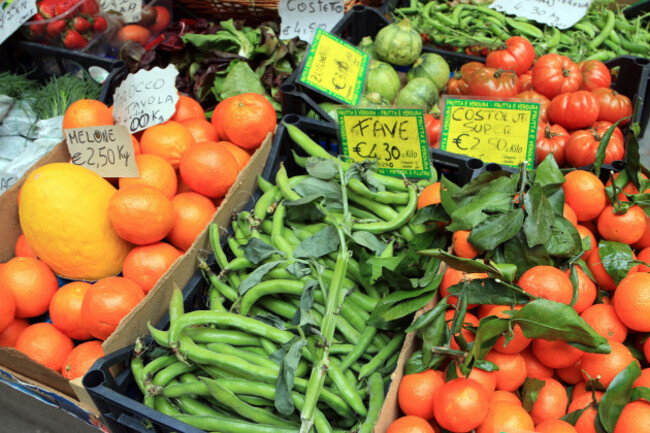 fresh-fruit-and-vegetables-on-sale-with-euro-prices