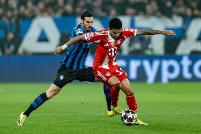 bergamo-italy-10th-mar-2026-luis-diaz-of-fc-bayern-munchen-and-davide-zappacosta-of-atalanta-bc-compete-for-the-ball-during-the-serie-uefa-champions-league-202526-round-of-16-match-between-atalan