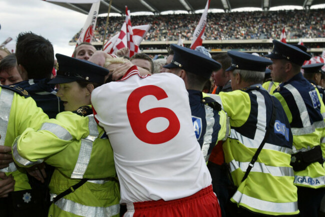 gavin-devlin-celebrates-with-fans-2892003