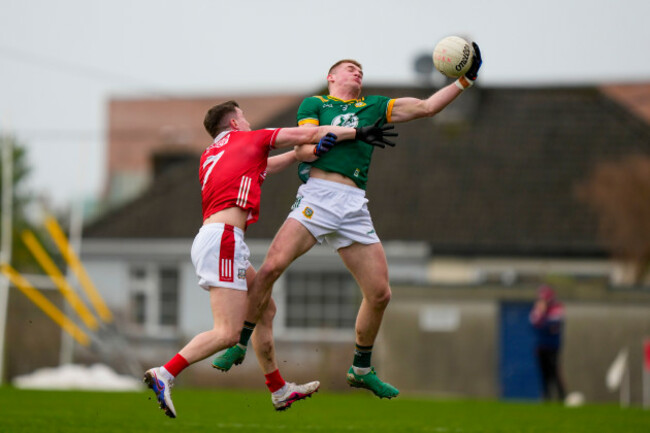 jack-flynn-catches-a-kick-out-ahead-of-luke-fahy