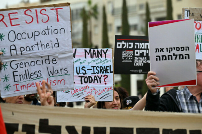 tel-aviv-ramat-gan-israel-14th-mar-2026-protesters-demonstrate-against-the-ongoing-war-with-iran-demonstrators-call-for-an-end-to-the-war-as-the-conflict-continues-to-cause-casualties-across-the