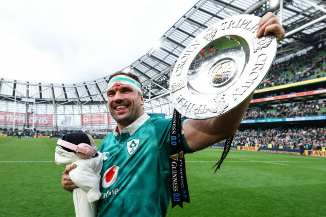 tadhg-beirne-celebrates-with-his-daughter-penelope-and-the-triple-crown-trpohy