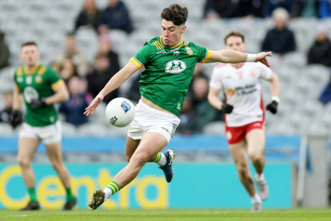 aaron-lynch-scores-a-goal