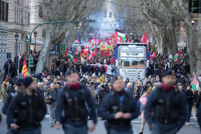 people-take-part-in-a-national-demonstration-against-the-war-in-iran-and-the-march-22-referendum-on-the-italian-justice-system-in-rome-saturday-march-14-2026-ap-photoandrew-medichini