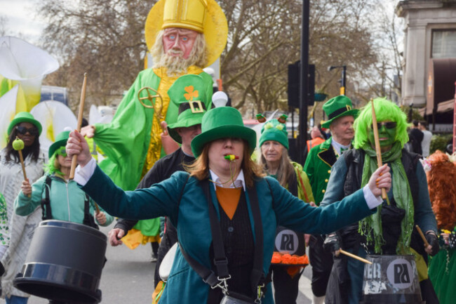 london-uk-15th-march-2026-performers-in-costumes-take-part-in-the-st-patricks-day-parade-in-central-london-credit-vuk-valcicalamy-live-news