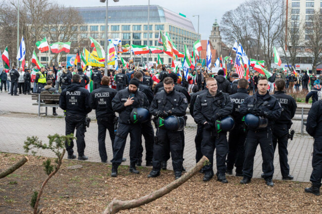 berlin-berlin-germany-15th-mar-2026-on-sunday-march-15-2026-demonstrators-gathered-near-the-rotes-rathaus-berlins-city-hall-and-the-seat-of-the-citys-governing-mayor-and-senate-during-oppo