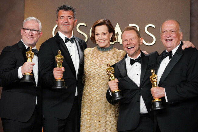 sigourney-weaver-center-and-daniel-barrett-from-left-eric-saindon-richard-baneham-and-joe-letteri-winners-of-the-award-for-visual-effects-for-avatar-fire-and-ash-pose-in-the-press-room-at-t