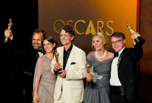 los-angeles-united-states-15th-mar-2026-david-borenstein-pavel-talankin-helle-faber-alzbeta-karaskova-and-robin-hessman-celebrate-in-the-press-photo-room-after-winning-the-best-documentary-fea