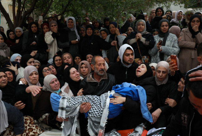 tammun-palestinian-territories-15th-mar-2026-relatives-bid-farewell-to-ali-khaled-bani-odeh-37-his-wife-waad-othman-bani-odeh-35-and-their-two-children-5-year-old-mohammad-and-7-year-old-othm